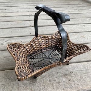 Small Self-Standing Basket